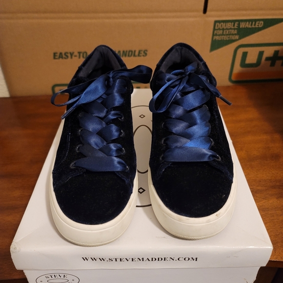 Steve Madden Bertie-v Sneakers - Picture 2 of 5